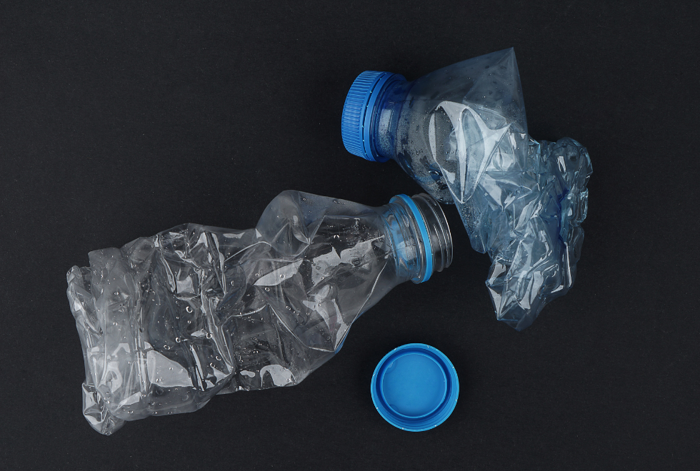 Come schiacciare le bottiglie di plastica prima di buttarle via